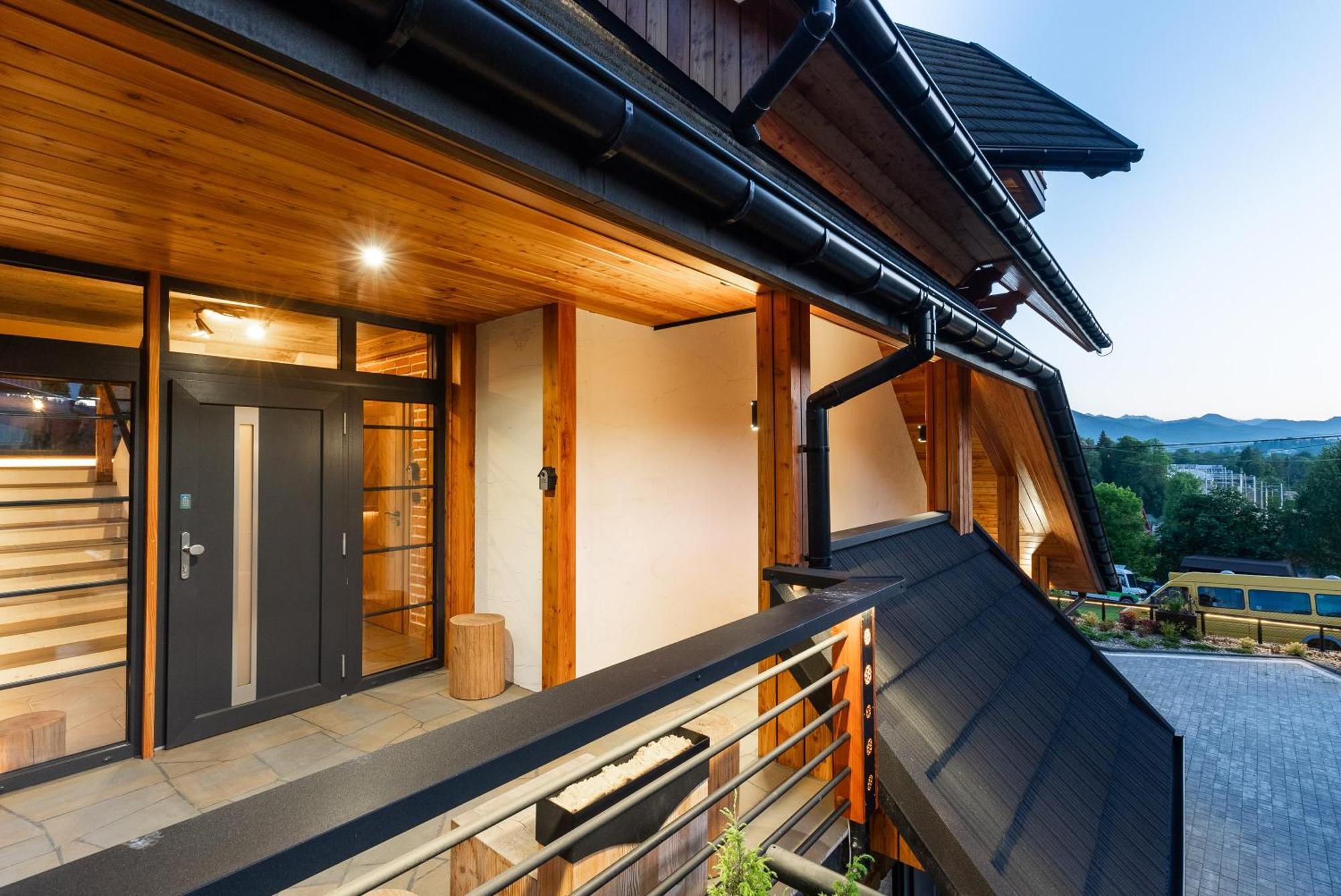 Mountain Base - Milton Bachledzki Wierch 4 *